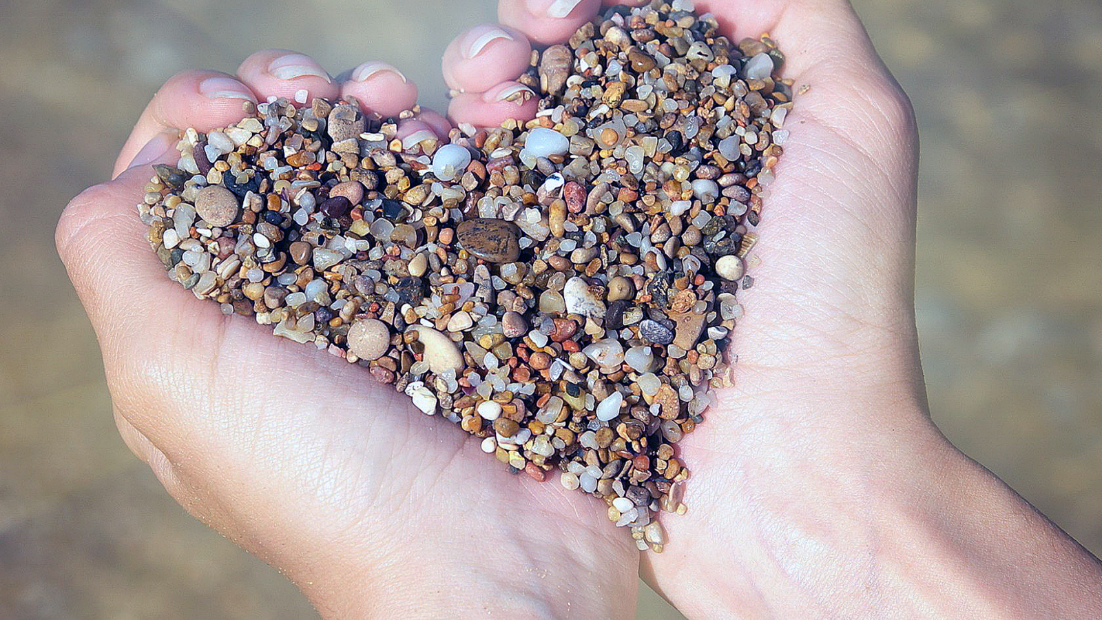 Руки, ладони, морские камни, фигура, сердце.