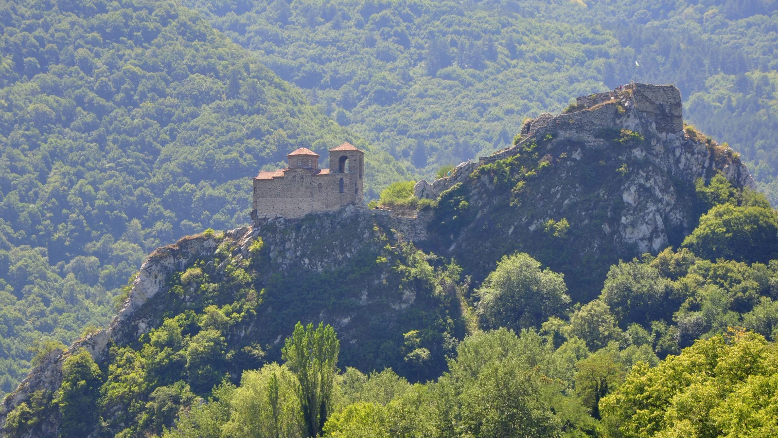 Асенова крепость, Родопи, Болгария, горы, деревья, лес, природа, пейзаж, церковь, крепость, руины