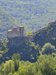 Асенова крепость, Родопи, Болгария, горы, деревья, лес, природа, пейзаж, церковь, крепость, руины