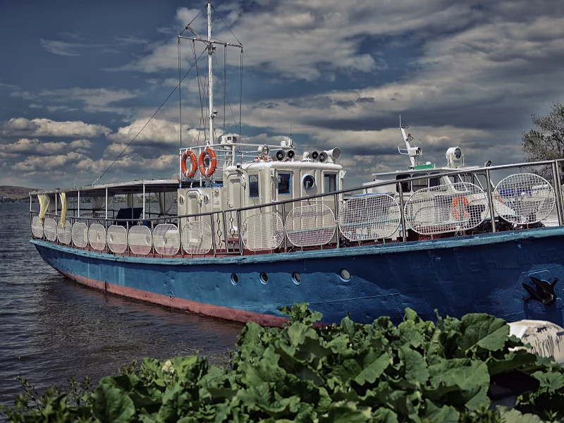 Река, небо, корабль, баркас.
