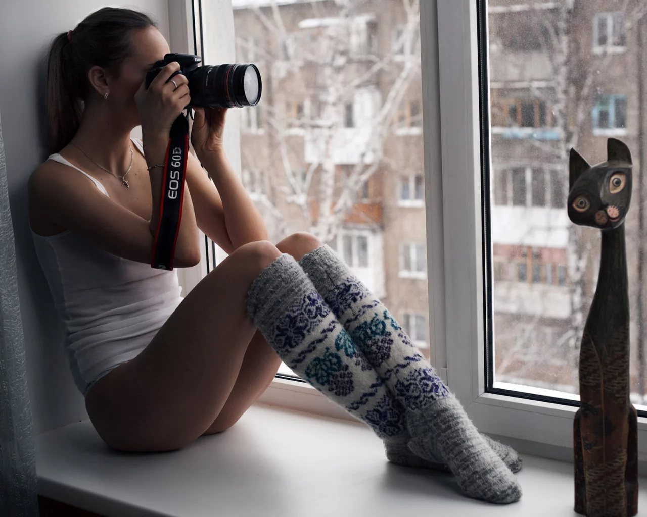 окно, подоконник, девушка, сидит, фотографирует