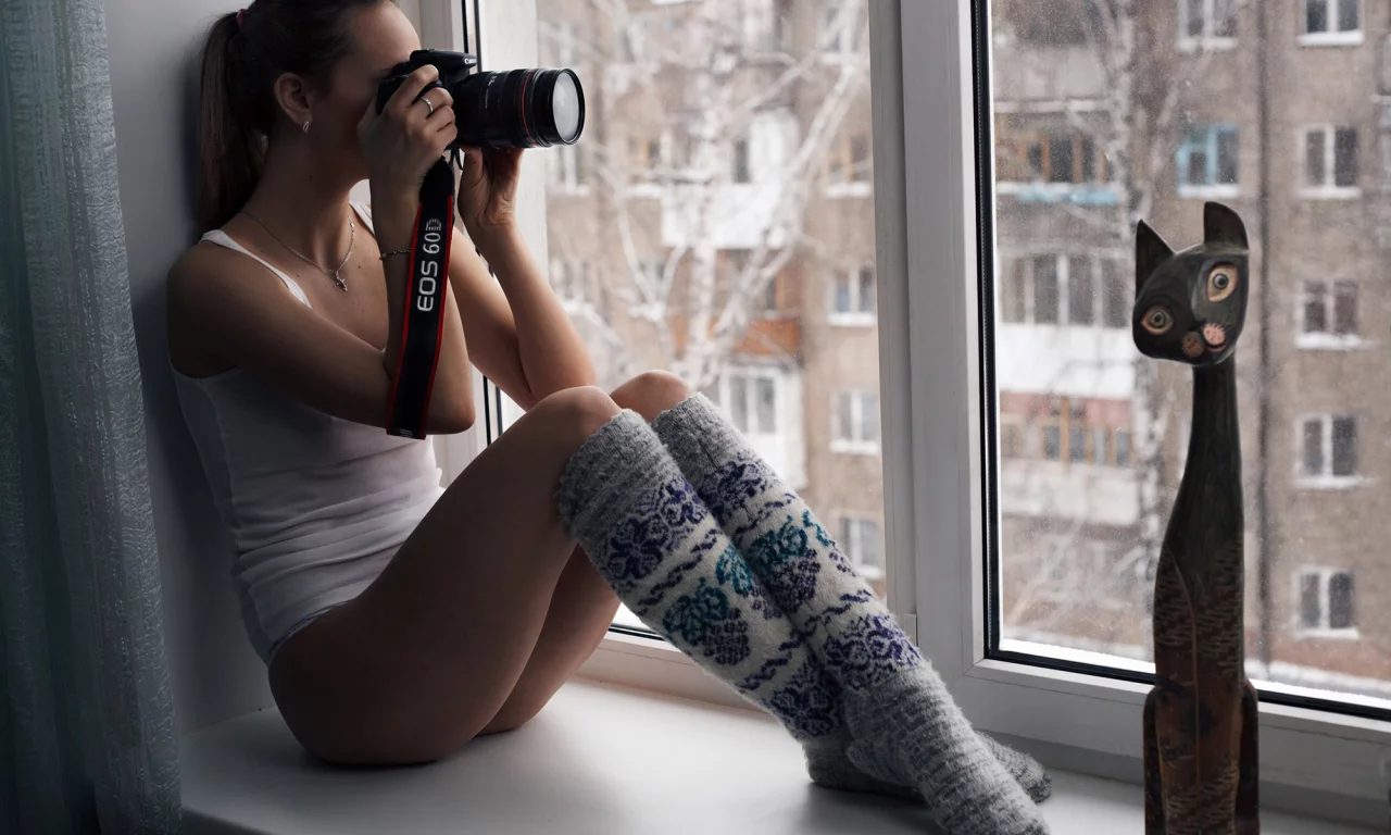 окно, подоконник, девушка, сидит, фотографирует
