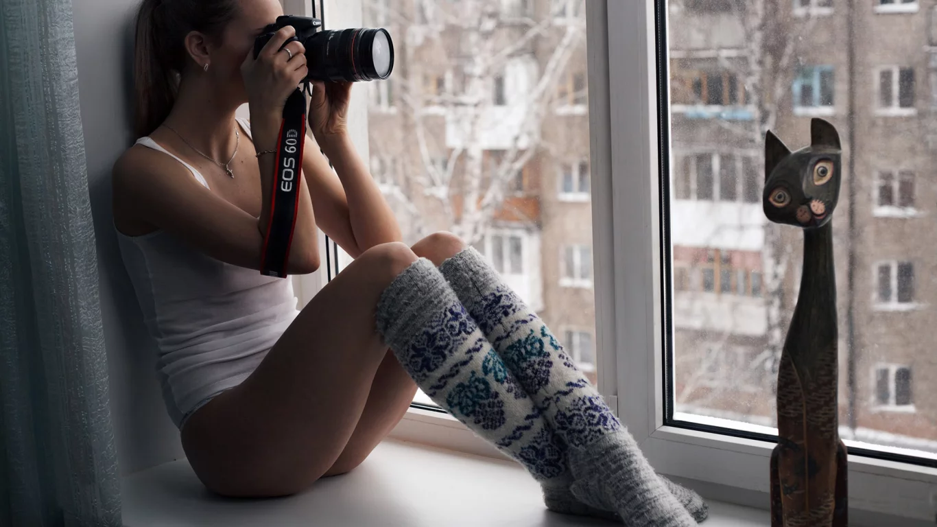 окно, подоконник, девушка, сидит, фотографирует