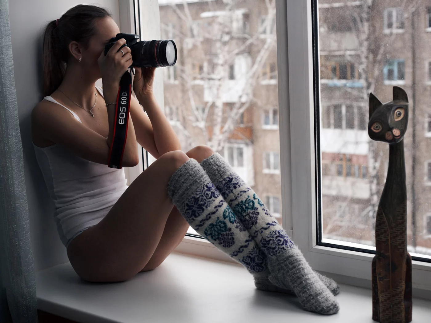окно, подоконник, девушка, сидит, фотографирует