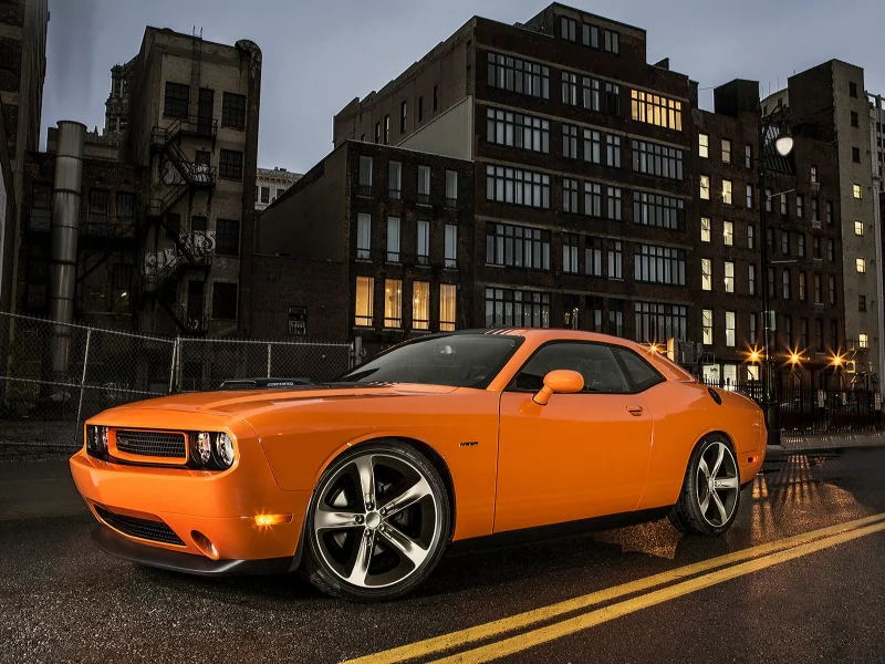 Ночь, дома, огни, авто, Dodge Challenger SRT