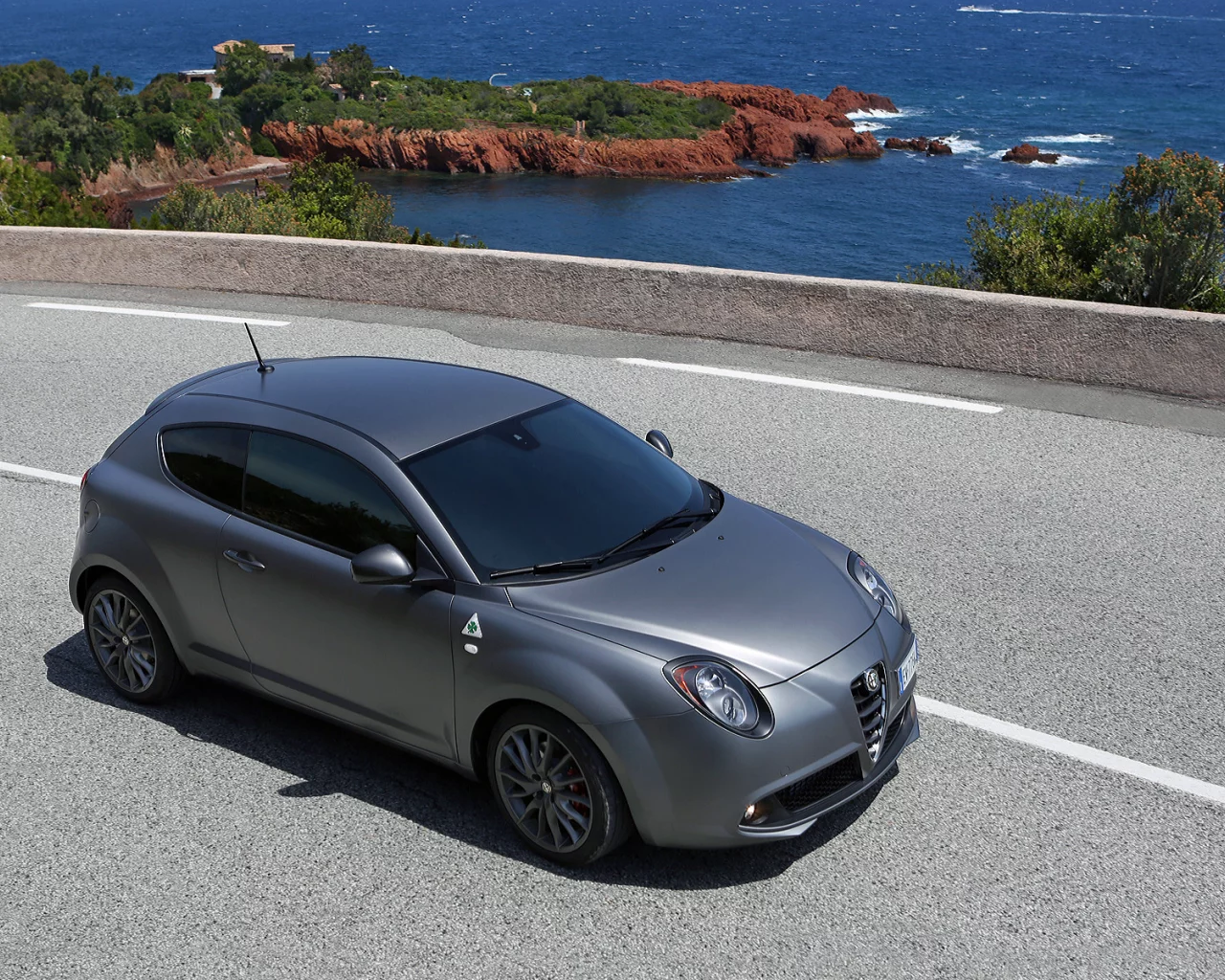 Дорога, поворот, море, авто, Alfa-Romeo-MiTo-Qadrifoglio