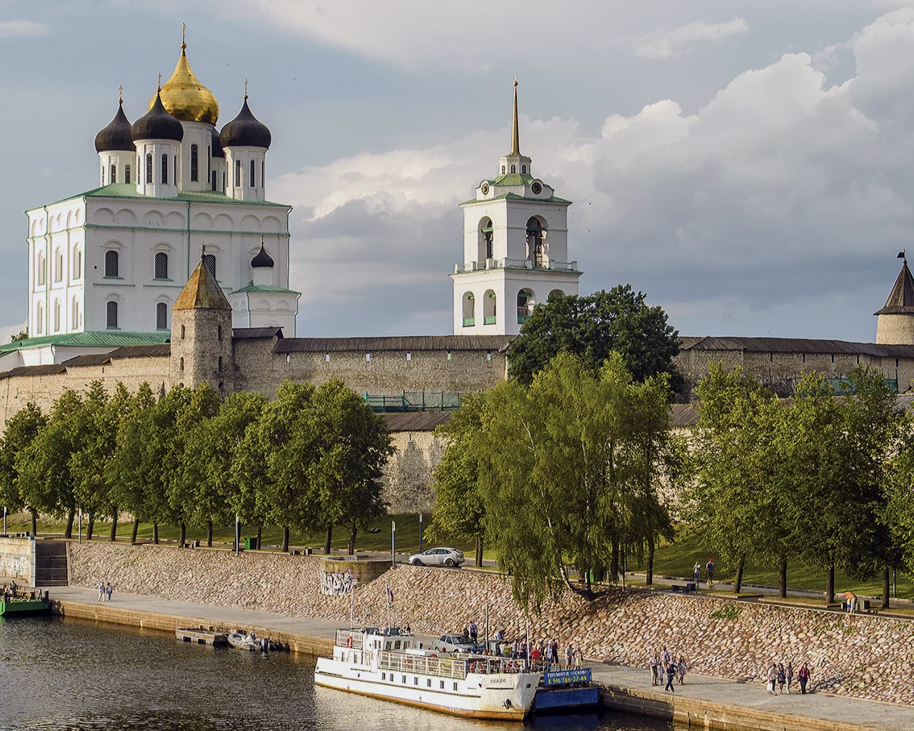 Крепость, собор, купола, набережная, Псков.