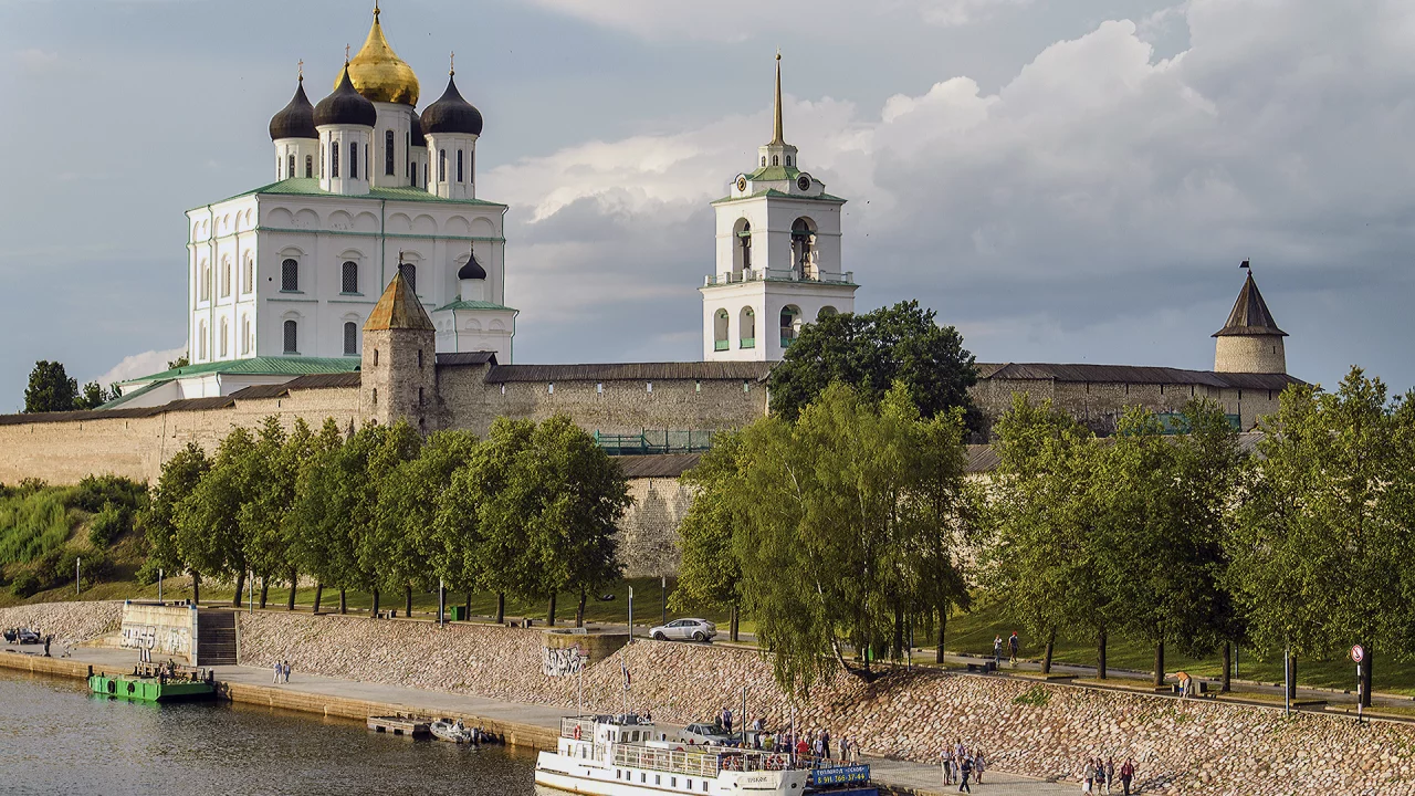 Крепость, собор, купола, набережная, Псков.
