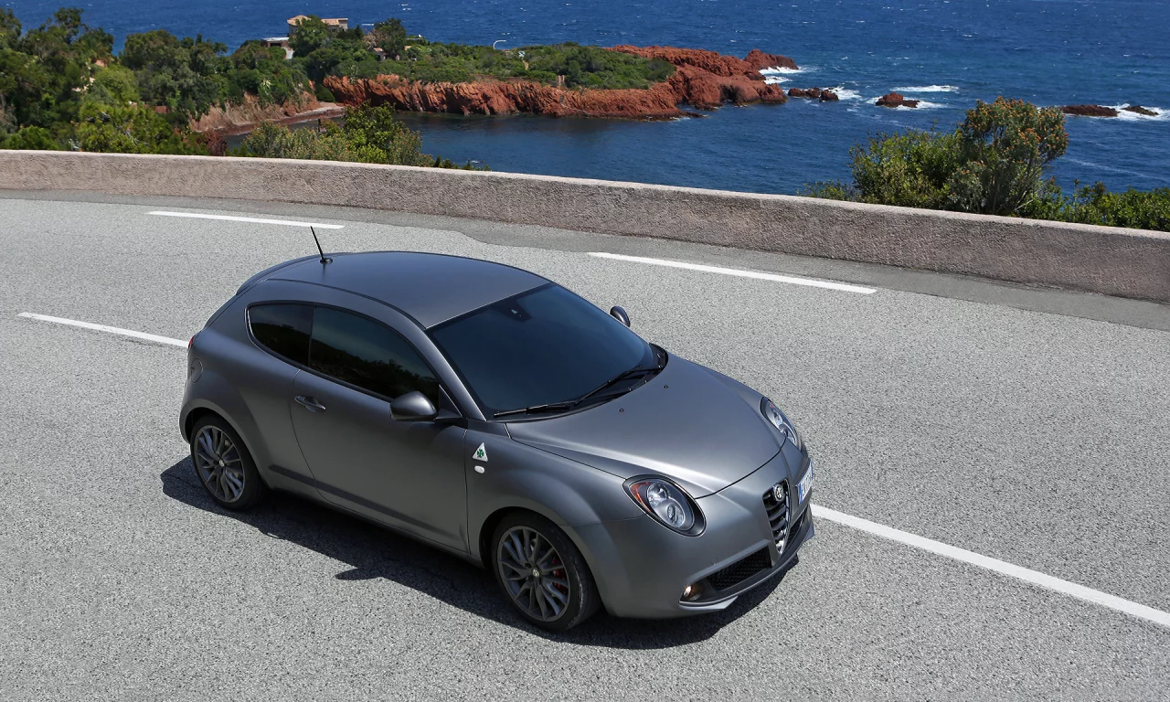 Дорога, поворот, море, авто, Alfa-Romeo-MiTo-Qadrifoglio