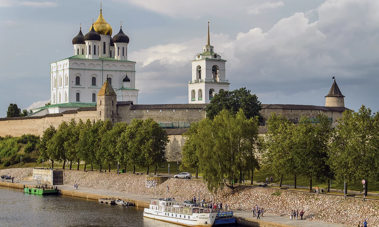 Крепость, собор, купола, набережная, Псков.