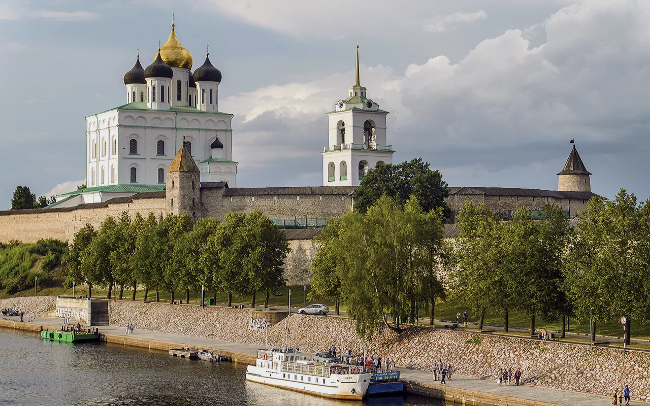 Крепость, собор, купола, набережная, Псков.