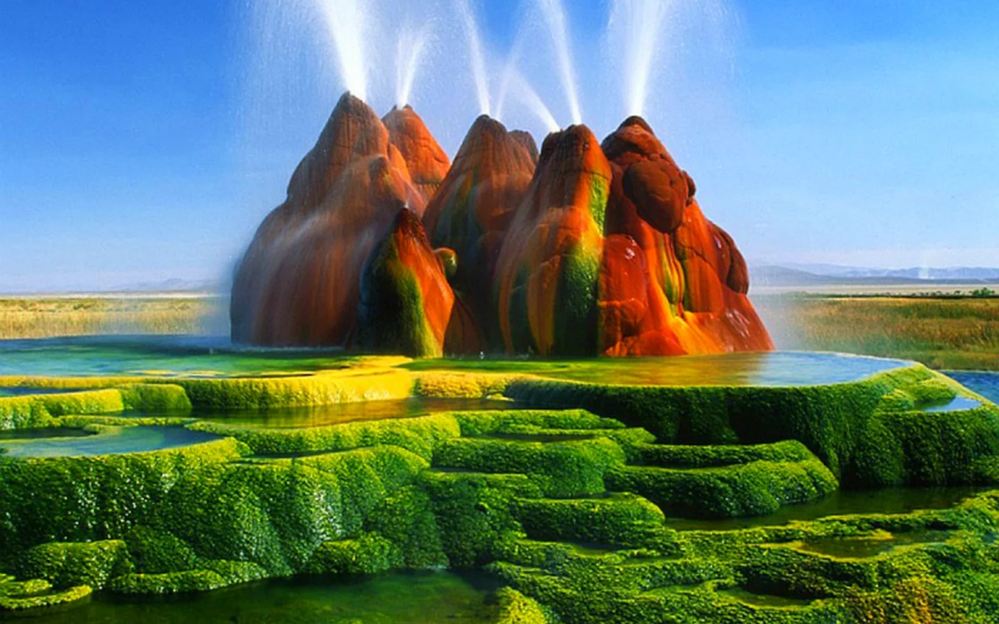 Геотермальный гейзер, вода, водоросли