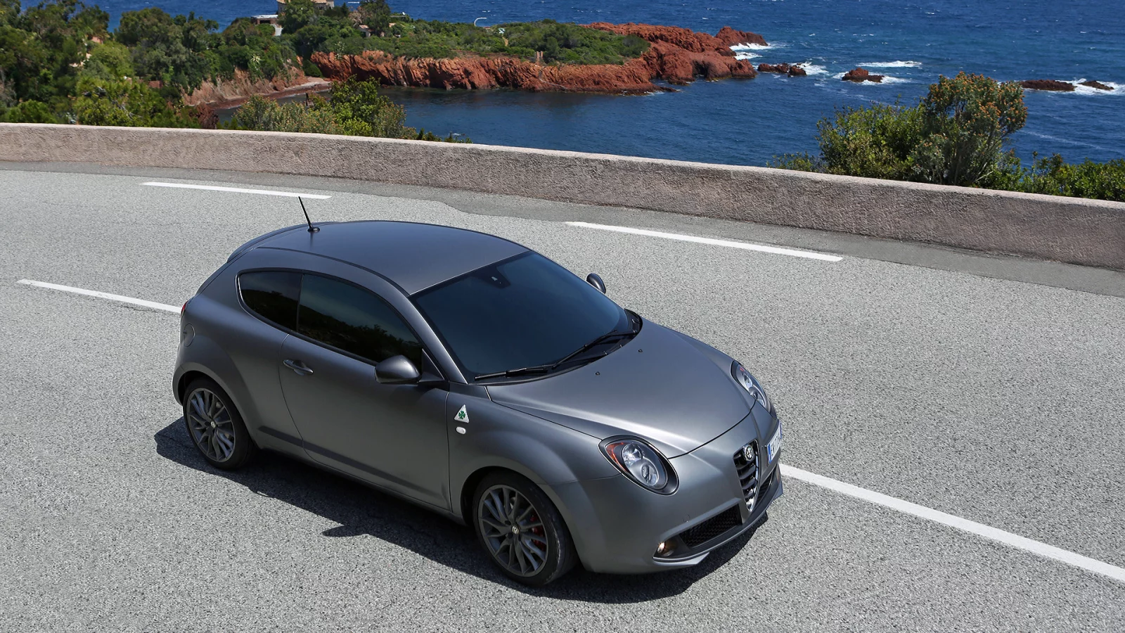 Дорога, поворот, море, авто, Alfa-Romeo-MiTo-Qadrifoglio