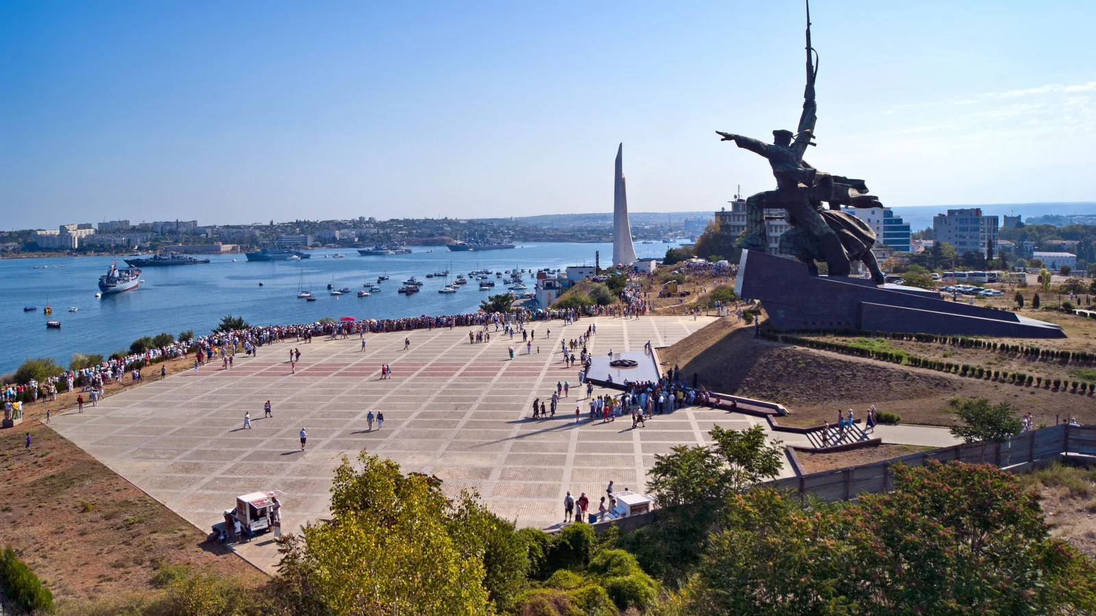 Крым, Севастополь, памятник морякам.