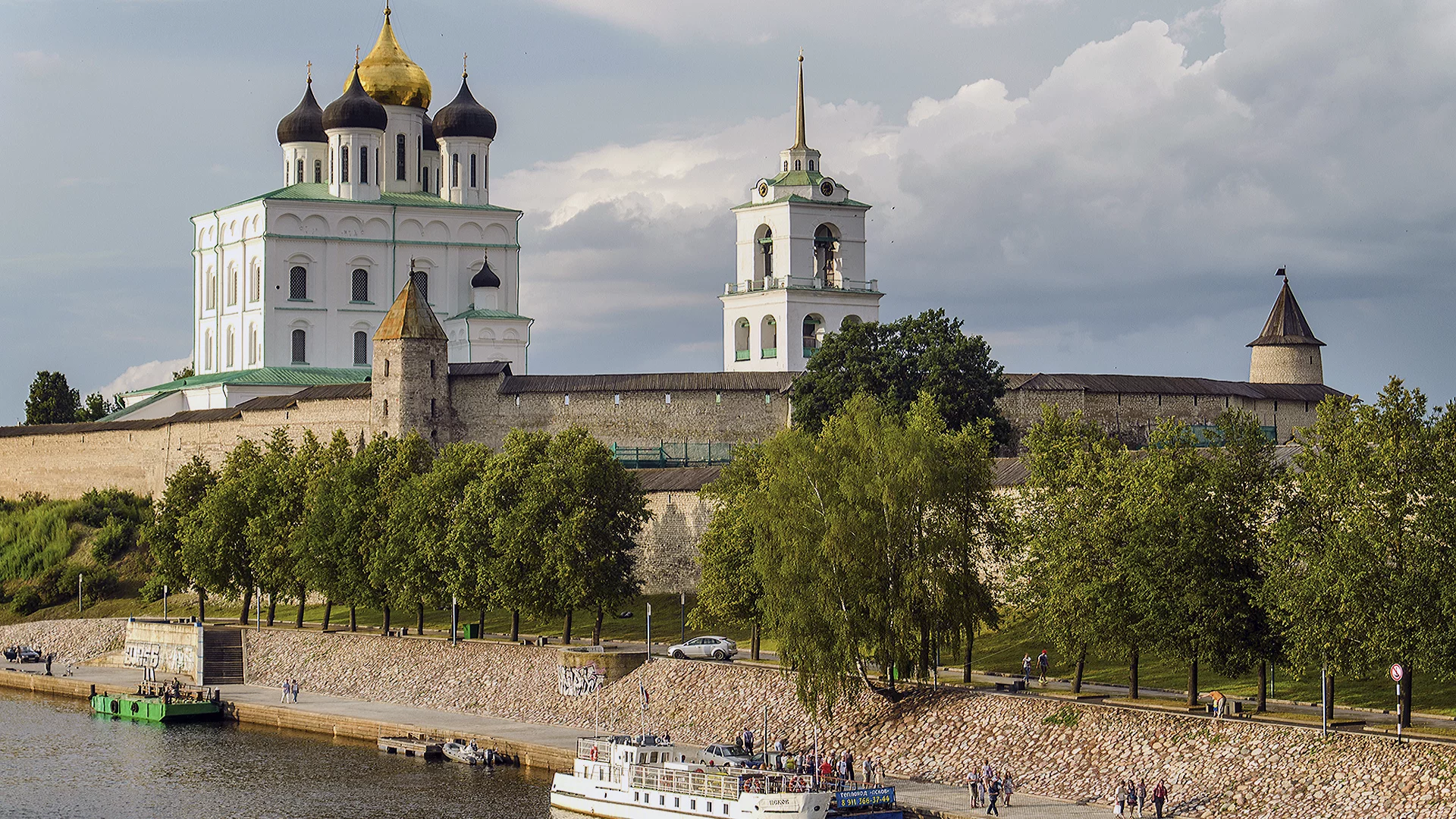 Крепость, собор, купола, набережная, Псков.