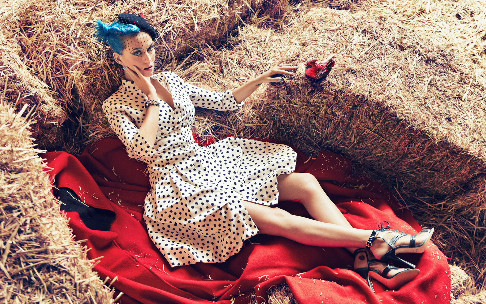 Katy Perry, Девушка, Певица, Позирует, Взгляд, Платье, Ножки, Туфли, Перчатки, Сено