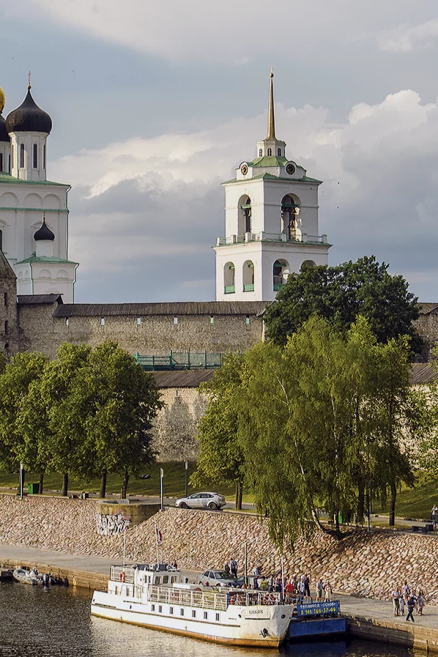 Крепость, собор, купола, набережная, Псков.