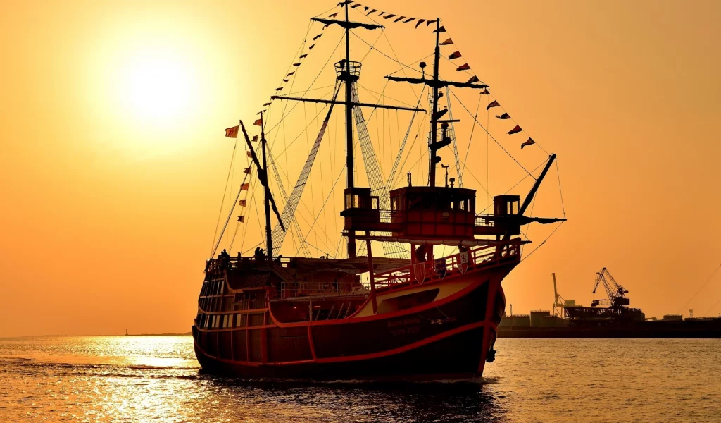 Заря, море, парусник.