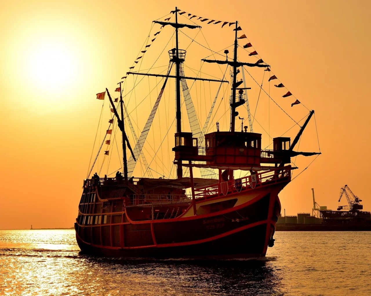 Заря, море, парусник.