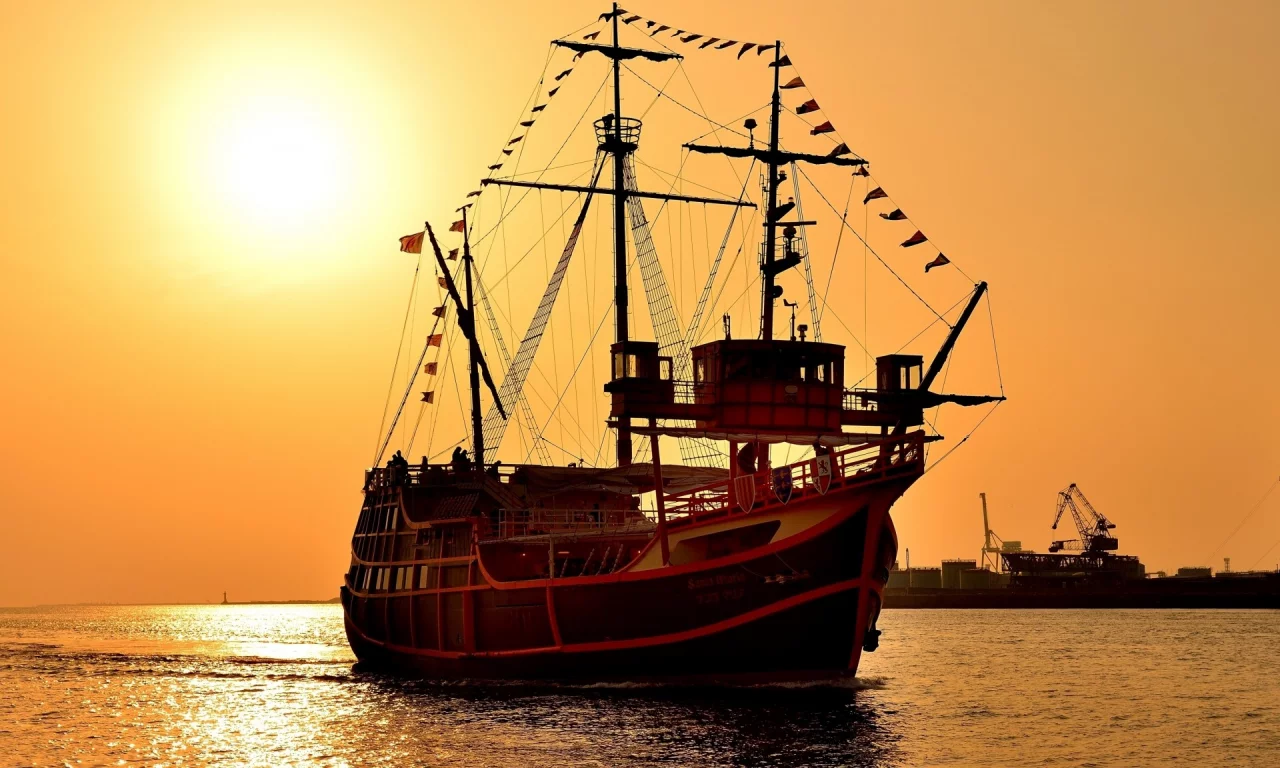 Заря, море, парусник.