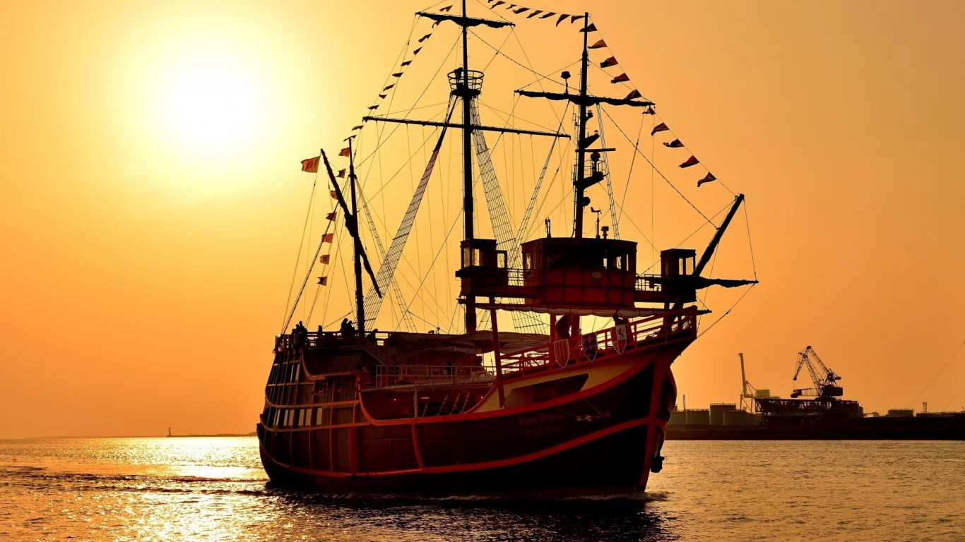 Заря, море, парусник.