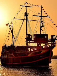 Заря, море, парусник.