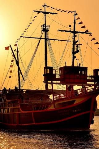 Заря, море, парусник.