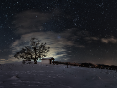 зима, поле, снег, ночь, часовня, небо, звёзды, дерево, скамейки