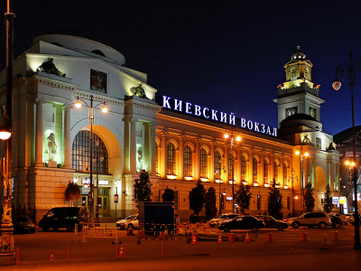 Москва, ночь, площадь, огни, вокзал.