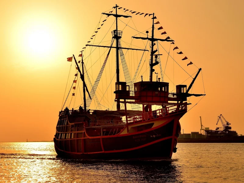 Заря, море, парусник.
