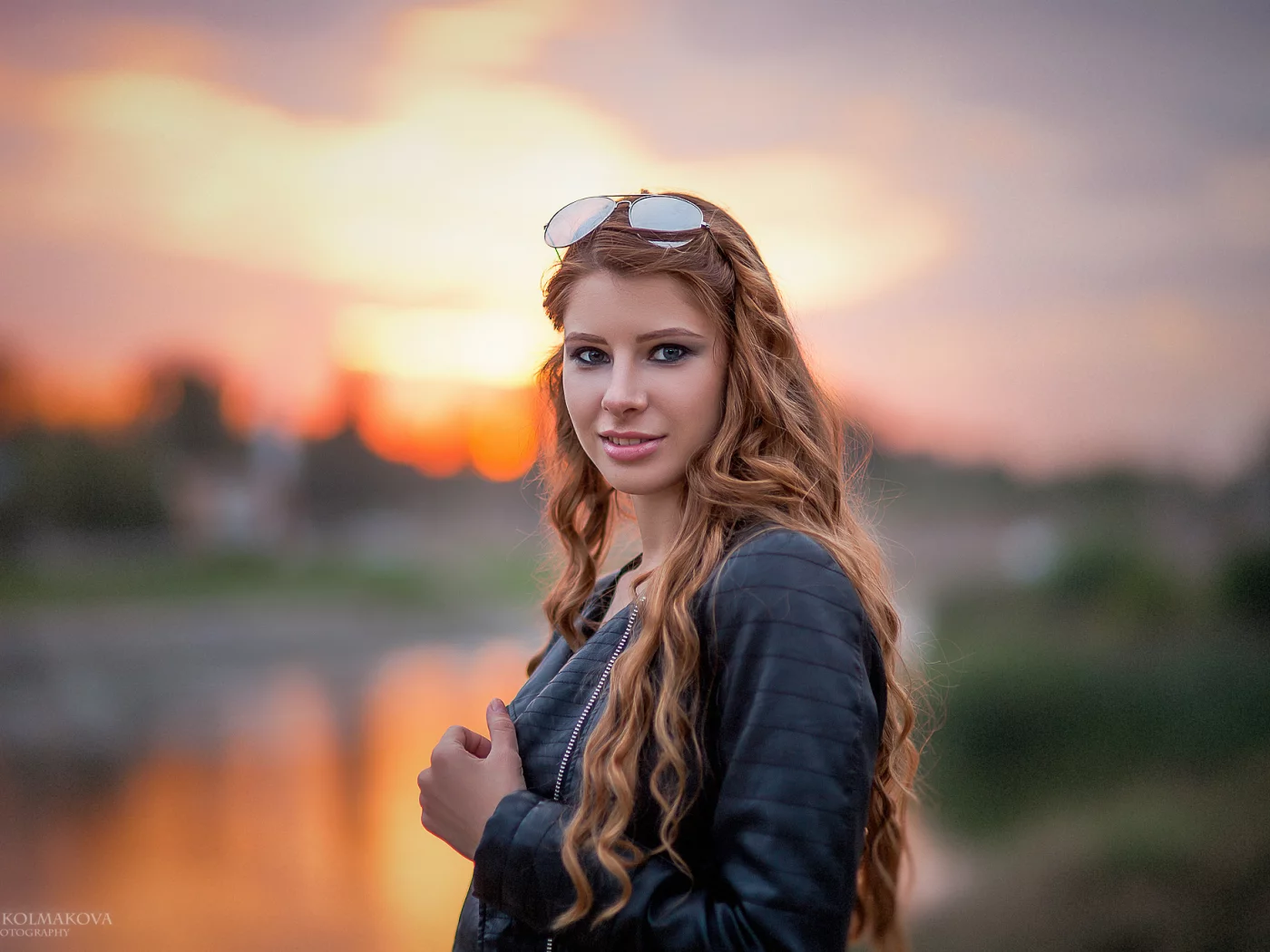 девушка, рыжая, улыбка, взгляд, очки