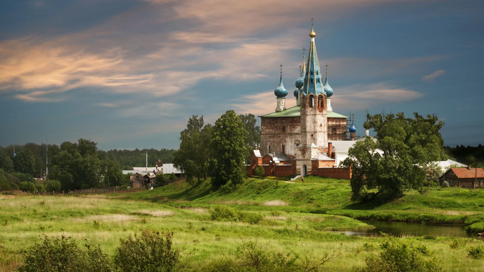 село, околица, храм, лето, вечереет