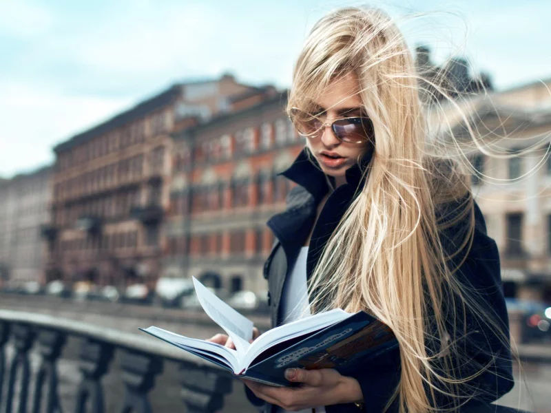 девушка, набережная, книга