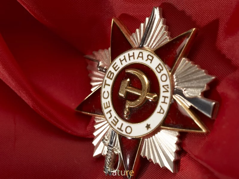 День Победы 9 мая, Георгиевская лента на красном фоне