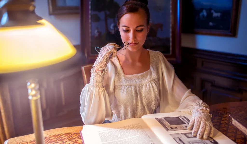 Vita Vecera, девушка, брюнетка, платье, перчатки, очки, комната, стол, книга, лампа