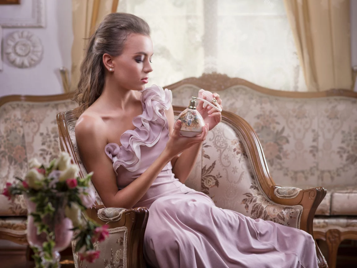 Vita Vecera, девушка, модель, блондинка, платье, плечо, флакон, духи, парфюм, кушетка, кресло, цветы