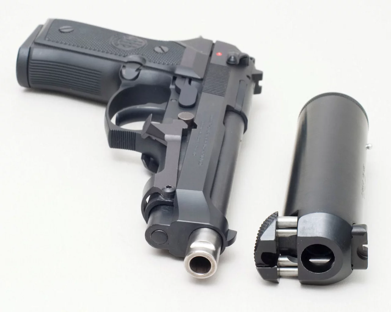 белый фон, пистолет, глушитель, beretta