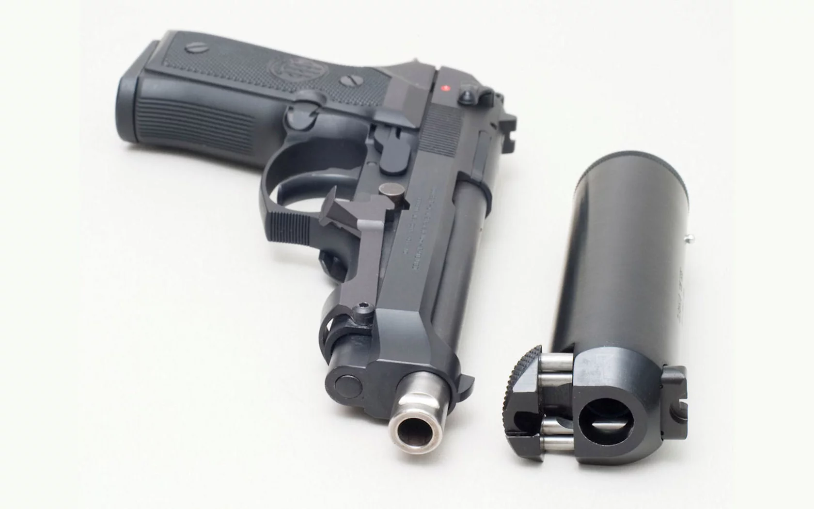 белый фон, пистолет, глушитель, beretta
