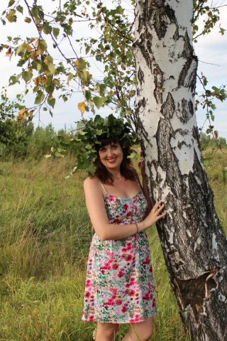 лето, поле, луг, берёзка, девушка, прислонилась, обняла, венок, сарафан