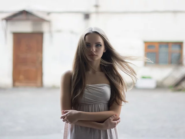 девушка, портрет, случайная встреча, дом, фасад