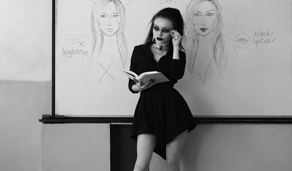 монохром, класс, аудитория, студентка, ученица, доска, отвечает