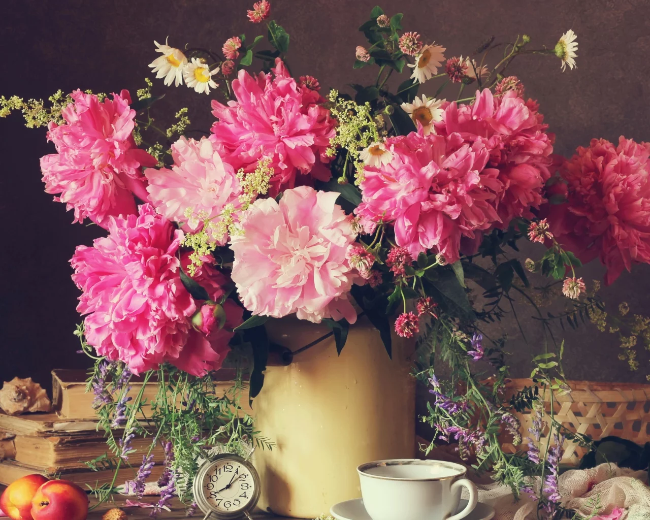 peonies, chamomile, clock, book, peaches, пионы, ромашки, полевые цветы, персики, часы, книги, чашка