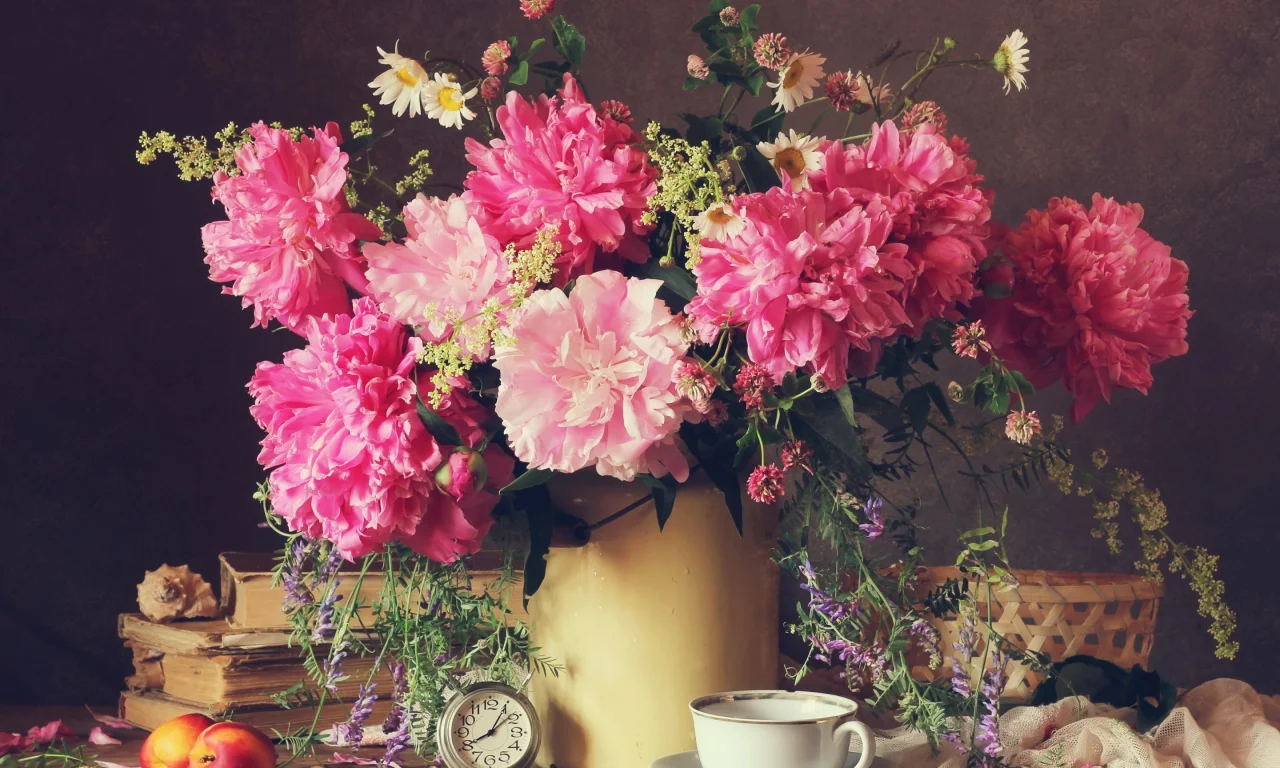 peonies, chamomile, clock, book, peaches, пионы, ромашки, полевые цветы, персики, часы, книги, чашка