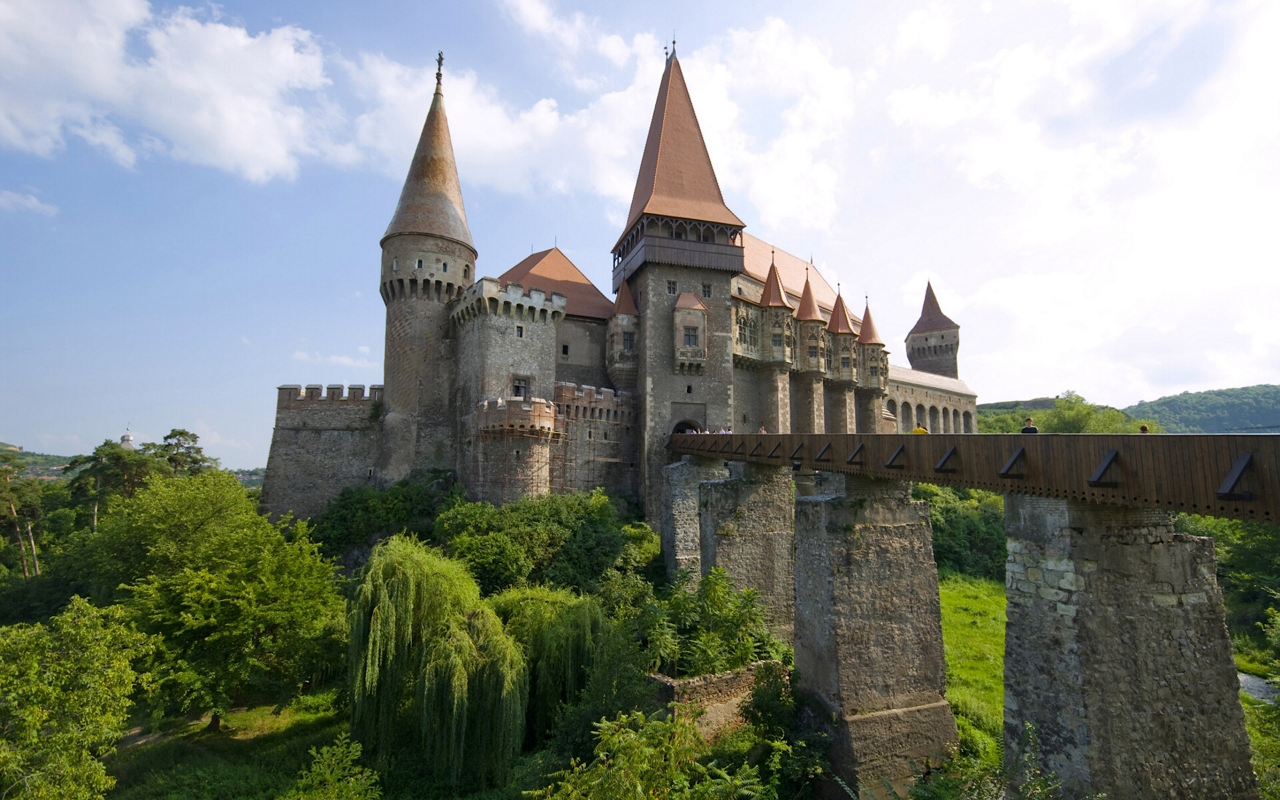 Замок Корвинов, Хуньяди, Трансильвания, замок, крепость, деревья, небо, облака, мост, река, Corvin Castle, castle