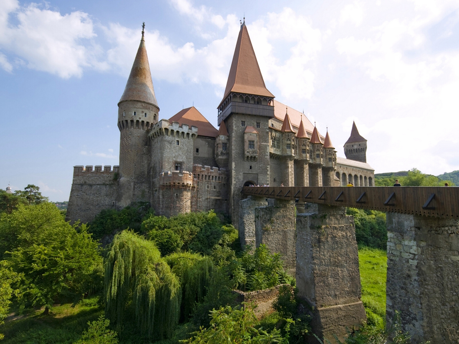 Замок Корвинов, Хуньяди, Трансильвания, замок, крепость, деревья, небо, облака, мост, река, Corvin Castle, castle