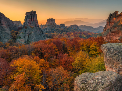 осень, скалы, облака, небо, горы, деревья, лес, туман, пейзаж, природа, Белоградчишки скали, Стара планина, Балканские горы, Болгария