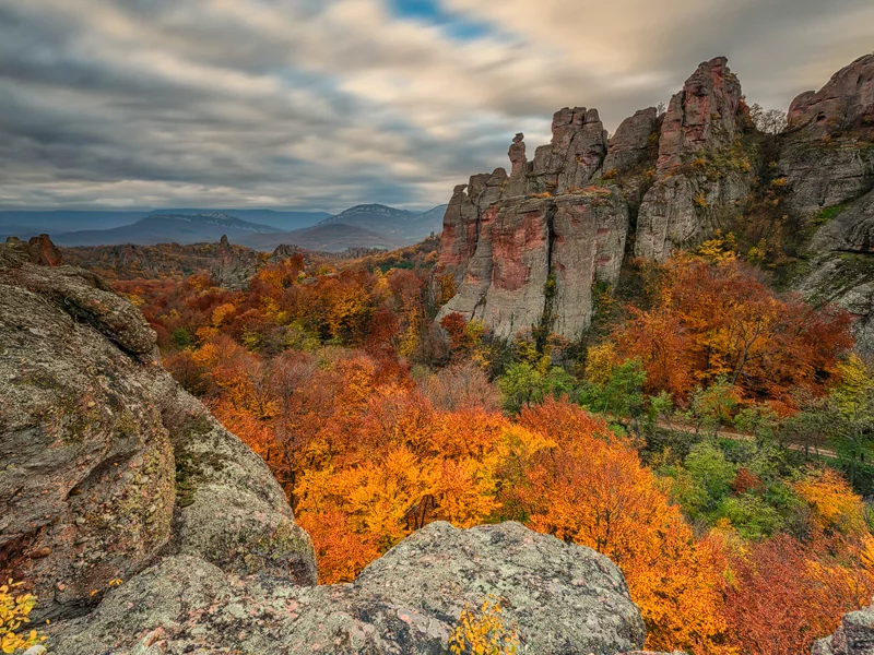 осень, скалы, облака, небо, горы, деревья, лес, дорога, пейзаж, природа, Белоградчишки скали, Стара планина, Балканские горы, Болгария