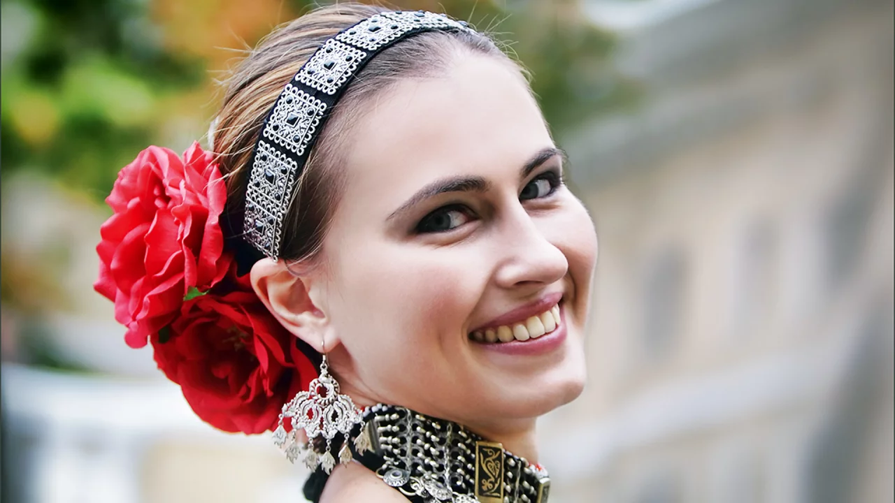 девушка, улыбка, цветок