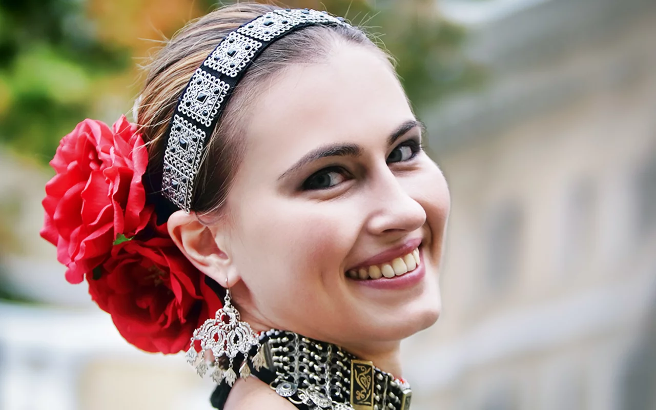 девушка, улыбка, цветок