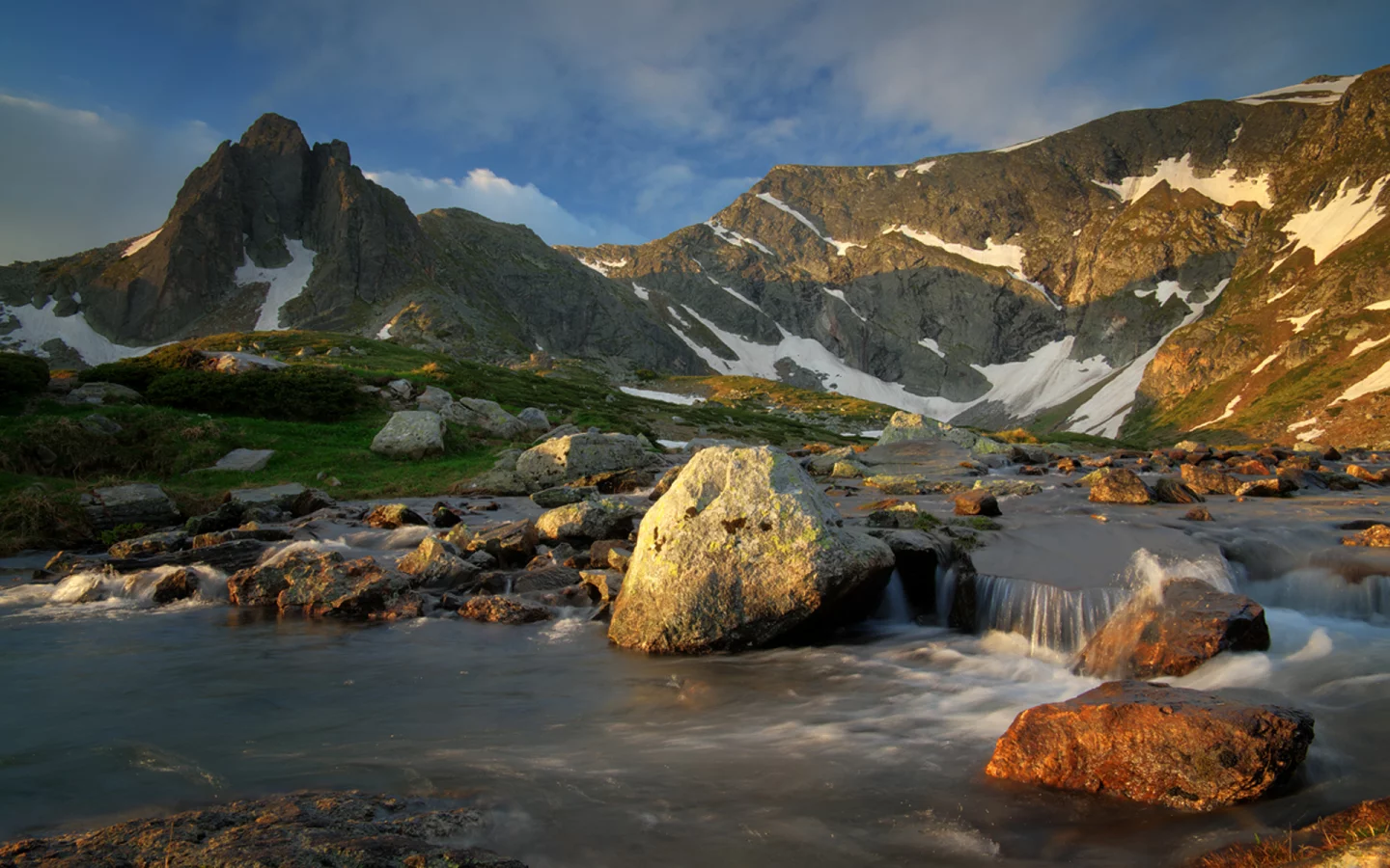 горы, трава, вода, река, небо, облака, лучи, скалы, камни, снег, природа, пейзаж, Рила, Болгария